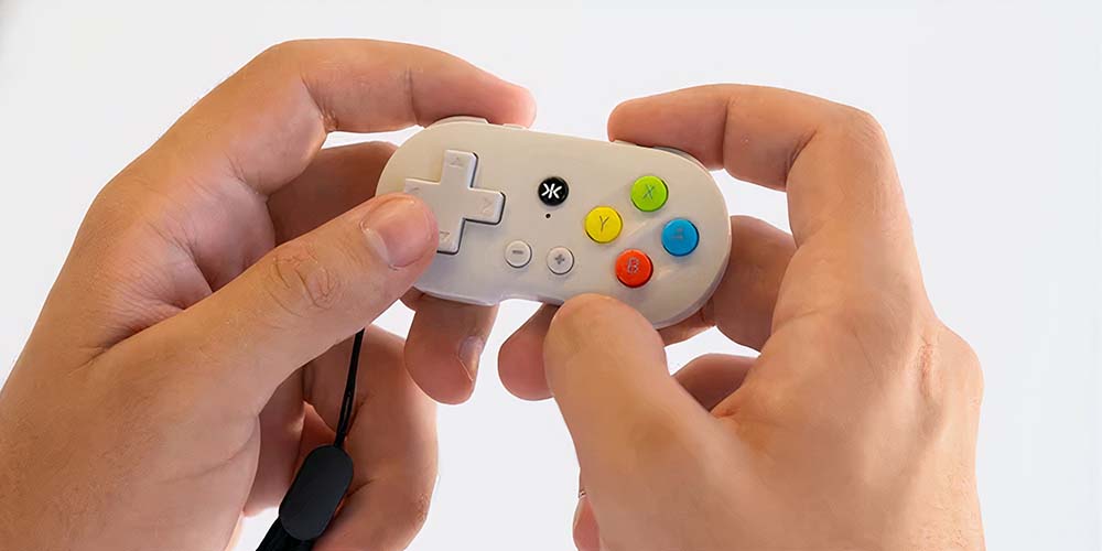 CRKD ATOM in de hand