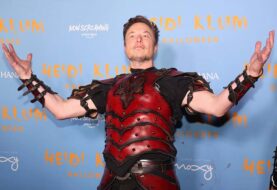 Elon Musk probeerde te bewijzen dat hij een echte gamer is door POE 2 te streamen, maar hij kwam niet langs de tutorial-baas en beëindigde de stream